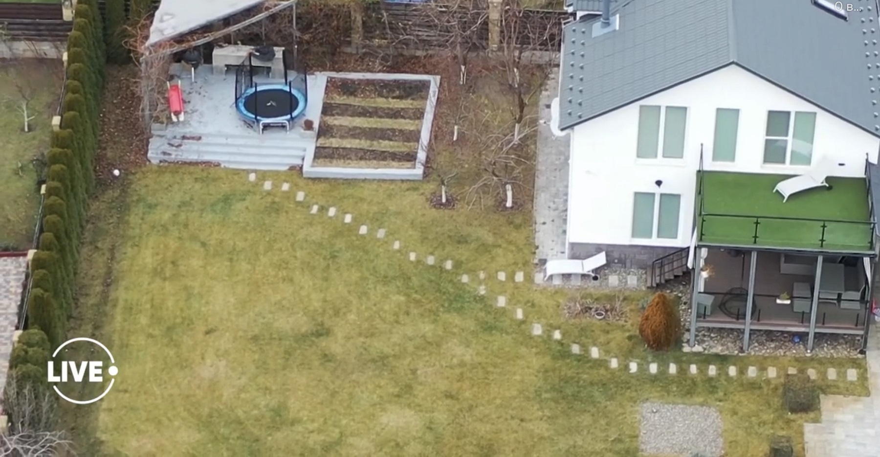 Однушка біля костелу та особняк під Києвом з &quot;дірою&quot; у спальні: як виглядає житло Влада Ями (відео)